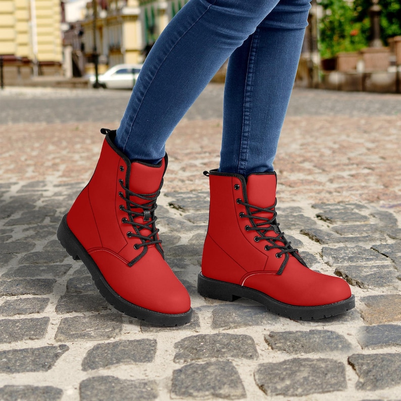 Botas de combate de couro vegano vermelho: estilo gótico unissex para motociclistas imagem 2