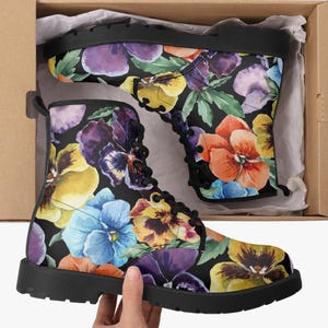 Botas de combate de cuero con flores florales/Botas góticas/Botas de motociclista/Botas ecológicas/Botas Martin/Botas renacentistas/Botas veganas unisex/