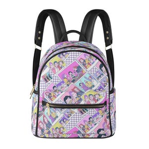 Puede incluir: Una mochila colorida con un patrón de cómic. La mochila presenta un diseño repetido de ilustraciones en rosa, morado, amarillo y azul. Tiene correas negras, un asa superior negra y una cremallera dorada.