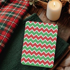 Funda de piel con estampado de chevrón en colores navideños para Kindle con correa de mano: Paperwhite y Colorsoft de 7".