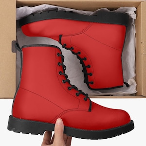 Botas de combate de couro vegano vermelho: estilo gótico unissex para motociclistas imagem 1
