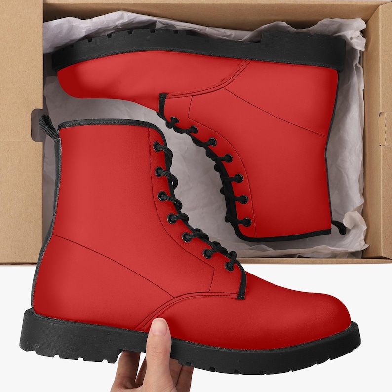 Botas de combate de couro vegano vermelho: estilo gótico unissex para motociclistas imagem 1