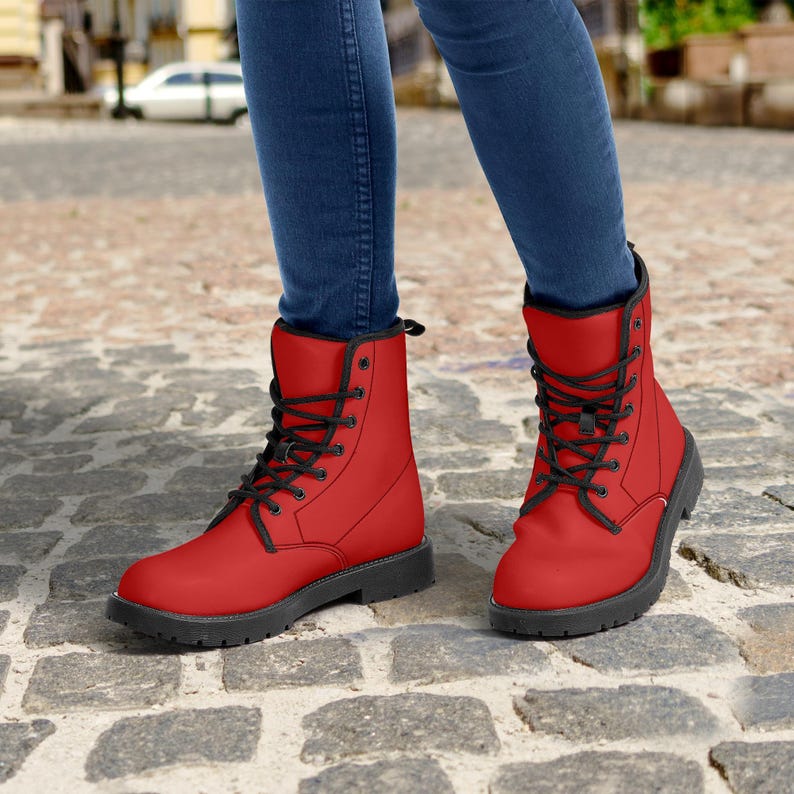 Botas de combate de couro vegano vermelho: estilo gótico unissex para motociclistas imagem 3