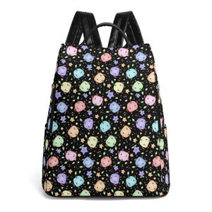 Może przedstawiać: Czarny plecak z kolorowym wzorem stylizowanych owoców, gwiazd i liści. Wzór zawiera pastelowe kolory, takie jak różowy, niebieski, zielony i żółty, na czarnym tle. Plecak ma czarne paski i górny uchwyt.