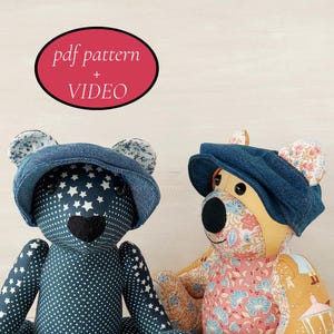 以下が含まれることがあります： デニムキャップをかぶった2匹の手作りのテディベア。1匹は白星と水玉模様の紺色、もう1匹は花柄と幾何学模様です。画像には「pdf pattern + VIDEO」というテキストが含まれています。