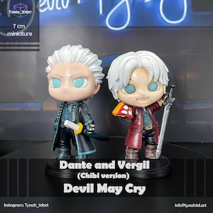 Könnte beinhalten: Zwei 7 cm Miniaturfiguren von Dante und Vergil aus Devil May Cry im Chibi-Stil. Dante trägt einen roten Mantel und hält ein Schwert. Vergil trägt einen schwarzen Mantel und hält ein Katana. Die Figuren stehen auf einem schwarzen Sockel.