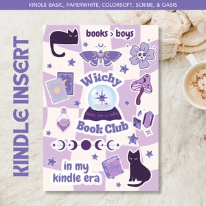 Puede incluir: Un inserto para Kindle a cuadros morados y blancos con ilustraciones de brujas. El diseño incluye una bola de cristal, gatos negros, estrellas y el texto "Witchy Book Club in my kindle era."