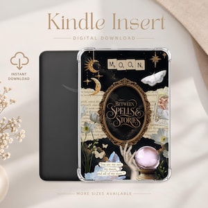 Puede incluir: Una funda transparente para Kindle con un diseño oscuro y místico, con un marco dorado central que contiene el texto Between Spells & Stories. Incluye una bola de cristal, una mano, flores blancas, una polilla, estrellas, lunas y el texto M, O, O, N.
