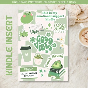 Könnte beinhalten: Grüner und weißer Aufkleberbogen mit verschiedenen Designs, darunter ein Frosch, ein Buch, eine Kaffeetasse, eine Pflanze und der Text "Good Vibes". Der Bogen ist für die Verwendung mit einem Kindle E-Reader gedacht.