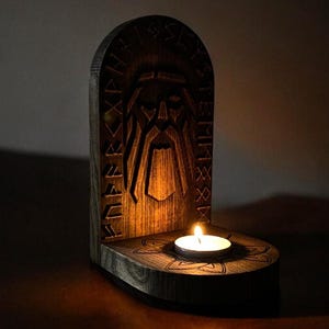 木製の異教の祭壇の神 - オーディン。全能の父。木製のキャンドルホルダー。儀式の祭壇。北欧の異教の神。異教の祭壇。北欧神話のバイキングの祭壇。