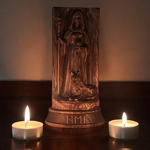 Statua in legno della dea nordica Hel: decorazione per altare pagano vichingo