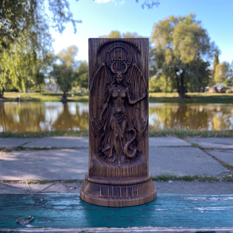 Hekate & Lilith trästatyett – Mörka gudinnor av magi och kraft, hedniska altarfigurer, ockult mytologidekor, mystisk feminin gåva Lilith