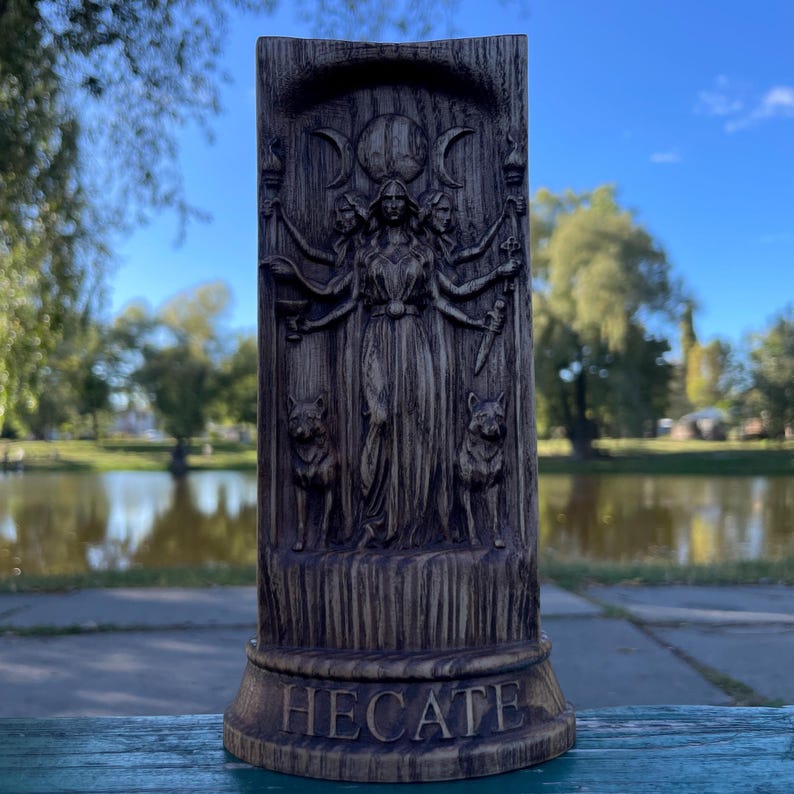 Hekate & Lilith trästatyett – Mörka gudinnor av magi och kraft, hedniska altarfigurer, ockult mytologidekor, mystisk feminin gåva Hecate