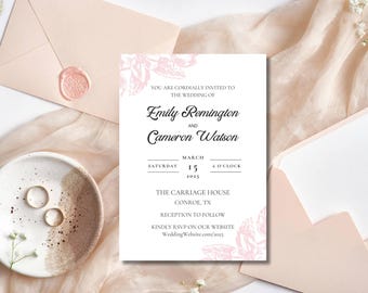 Op de afbeelding: Een trouwuitnodiging met de namen Emily Remington en Cameron Watson, 15 maart 2025, en de locatie, The Carriage House, Conroe, TX. De uitnodiging is wit met roze bloemaccenten en wordt vergezeld door een roze envelop en een bord met twee ringen.