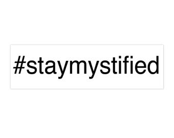 Calcomanía para parachoques "Stay Mystified" / calcomanía con hashtag, texto blanco sobre negro, Shawn Hatosy, The Pitt