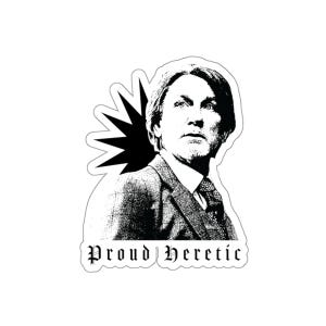 Può includere: Adesivo in bianco e nero con un ritratto di un uomo in giacca e cravatta con la scritta "Proud Heretic" in carattere gotico. Il ritratto dell'uomo è incorniciato da un design a scoppio nero, creando un contrasto visivo sorprendente.