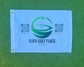 Può includere: Una bandiera da golf blu chiaro con un logo verde e bianco che dice "FLIPS GOLF FLAGS UP TO PAR". Il logo presenta una buca da golf con una bandiera e un codice QR su ogni lato. Il testo "SCAN ME" è sotto ogni codice QR.