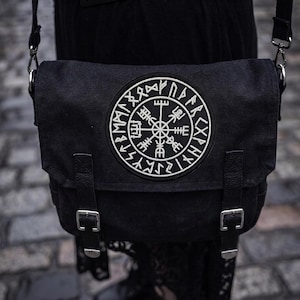 Toppa ricamata Vegvísir – Bussola vichinga e cerchio runico del Futhark antico 10 cm