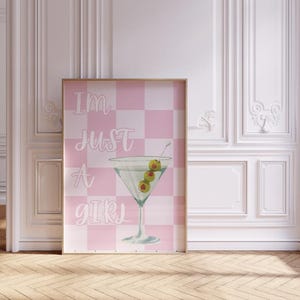 Plakat „Jestem tylko dziewczyną” – różowa estetyka, sztuka ścienna Martini, kobiecy wystrój, klimaty retro Y2K, dziewczęcy wydruk koktajlowy, wystrój wózka barowego
