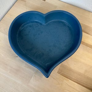 Vintage Bennington Potters Blue Large Heart Baker – Handgemaakt retrodecor, charmant verzamelobject