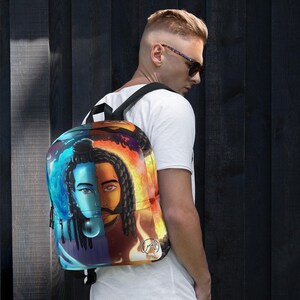 Puede incluir: Una mochila con un diseño dividido, con una combinación de colores azul y naranja. Un lado representa una figura con piel azul y elementos de agua, el otro muestra una figura con elementos de fuego naranja y amarillo. Tiene correas negras.