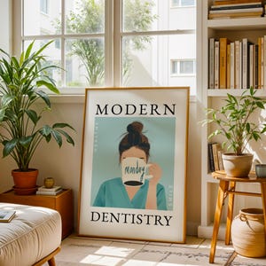 Könnte beinhalten: Ein gerahmtes Poster mit den Worten "MODERN DENTISTRY" und einer Illustration einer Person, die eine Kaffeetasse mit dem Wort "monday" hält. Das Poster hat einen hellblauen Hintergrund und befindet sich in einem Raum mit Pflanzen und einem Fenster.
