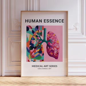 Peut inclure: Impression d'art encadrée intitulée "HUMAN ESSENCE" représentant une illustration abstraite colorée des poumons. L'œuvre est divisée en deux sections : l'une avec des formes géométriques vives et l'autre avec un design de poumon rose. Le texte "MEDICAL ART SERIES" et "Gallery Exhibition, 1897" est également inclus.