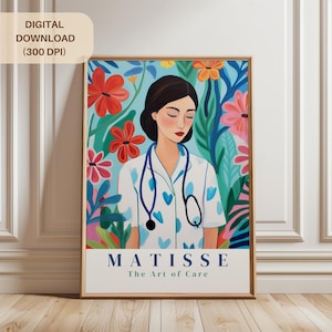 Può includere: Una stampa d'arte digitale che presenta una donna con i capelli scuri e gli occhi chiusi, che indossa una camicia bianca con cuori blu e uno stetoscopio. È circondata da fiori e foglie colorati. Il testo "MATISSE The Art of Care" è nella parte inferiore della stampa.