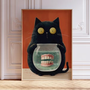 Puede incluir: Una impresión artística enmarcada que presenta un gato negro de dibujos animados con grandes ojos amarillos sosteniendo una pecera. Dentro del cuenco hay una dentadura postiza. El fondo es naranja.