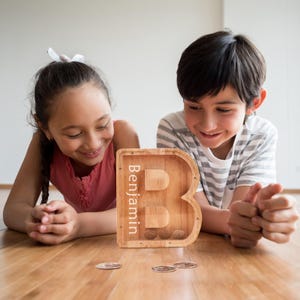 Alcancía de madera personalizada con letras / Alcancía de roble orgánico para niños / Regalo con nombre personalizado grabado para baby showers, cumpleaños y decoración de guardería