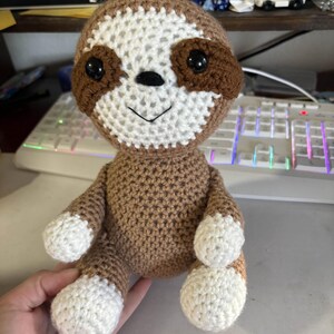 かぎ針編みのナマケモノ