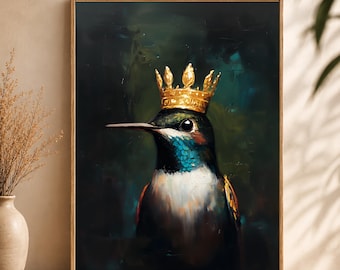 以下が含まれることがあります： 金色の王冠をかぶったハチドリの額装アートプリント。鳥は虹色の青と緑の羽、長い黒い嘴、白い胸を持っています。背景は、緑と青の暗い混合です。
