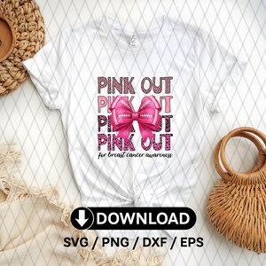 Pode incluir: Camiseta branca com a frase "PINK OUT" em rosa e estampa de leopardo, com um laço de futebol rosa. A frase "for breast cancer awareness" está abaixo do texto. A imagem também inclui um botão de download com opções de arquivos SVG, PNG, DXF e EPS.