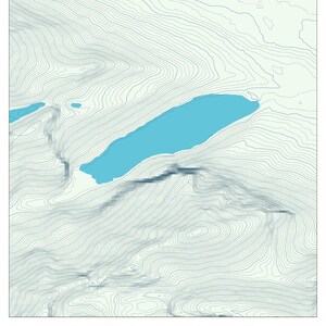 Peut inclure: Une impression de carte topographique du lac Louise, dans le parc national de Banff, au Canada. La carte présente des courbes de niveau en nuances de gris et un lac bleu vif. Le texte "LAKE LOUISE" est en bas, avec les détails du parc et de l'emplacement.