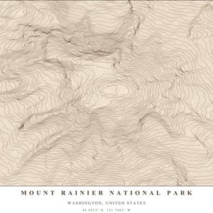 Puede incluir: Un mapa topográfico del Parque Nacional Mount Rainier en Washington, Estados Unidos. El mapa presenta líneas de contorno detalladas en una paleta de colores neutros, con el nombre y la ubicación del parque en la parte inferior.