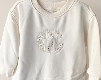 Gepersonaliseerde sweatshirtset met geschulpte rand | Babyoutfit met monogram voor meisjes | Geborduurde sweatshirt en broek voor peuters | Gepersonaliseerd cadeau
