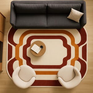 Könnte beinhalten: Draufsicht auf ein Wohnzimmer-Arrangement mit einem dunkelgrauen Sofa, einem beigen Kissen, zwei cremefarbenen Sesseln und einem runden Couchtisch aus Holz. Ein Retro-Teppich mit cremefarbenen, orangefarbenen und burgunderfarbenen Mustern befindet sich in der Mitte.