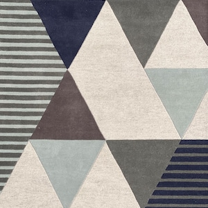 Könnte beinhalten: Geometrisch gemusterter Teppich mit Dreiecken und Streifen in Marineblau, Grau, Braun und Off-White. Das Design umfasst abwechselnd unifarbene Dreiecke und gestreifte Abschnitte, wodurch eine moderne Ästhetik entsteht. Geeignet für Wohn- und Schlafzimmer.