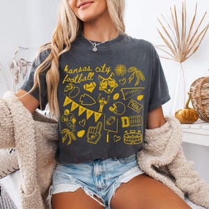 Camiseta de fútbol de Kansas City con colores cómodos, moderna camiseta de fútbol de Kansas City KC, ideal para el día del partido, regalo para fanáticos de Kansas City. imagen 7