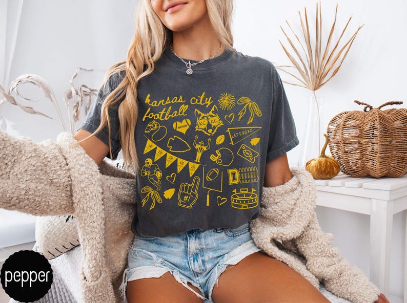 Camiseta de fútbol de Kansas City con colores cómodos, moderna camiseta de fútbol de Kansas City KC, ideal para el día del partido, regalo para fanáticos de Kansas City. imagen 7