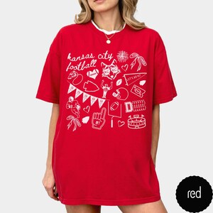 Camiseta de fútbol de Kansas City con colores cómodos, moderna camiseta de fútbol de Kansas City KC, ideal para el día del partido, regalo para fanáticos de Kansas City. imagen 6