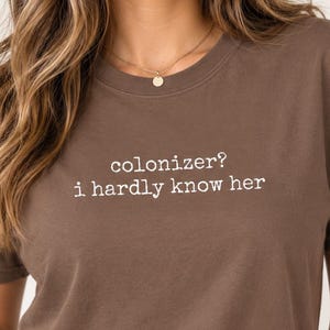 T-shirt met kolonialistische boodschap, grappig Thanksgiving-shirt, progressief Friendsgiving-shirt, T-shirt met politieke humor en comfortabele kleuren.