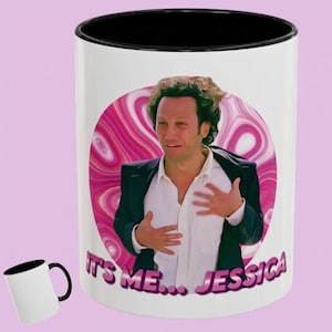 Peut inclure: Un mug en céramique blanche avec un intérieur et un bord noirs. L'extérieur présente un graphique circulaire d'une personne en chemise blanche et blazer sombre sur fond rose tourbillonnant, avec le texte IT'S ME... JESSICA en rose.