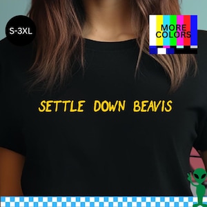 Maglietta Settle Down Beavis, tributo a Beavis & Butt-Head, nostalgia di MTV anni &#39;90, relax, classiche frasi nostalgiche di Butthead, maglietta regalo con frase ad effetto