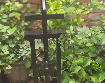 Adjustable Black Metal Armor Stand: Handcrafted Medieval Helmet Display