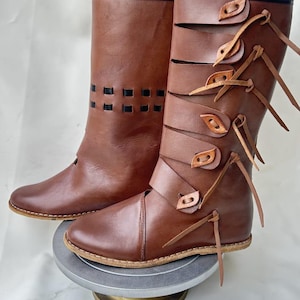 Handgefertigte Mittelalter Knebel-Stiefel | Wikinger Leder-Schuhe für LARP, Cosplay, Reenactment | Historisches Fantasy Schuhwerk von Tagown