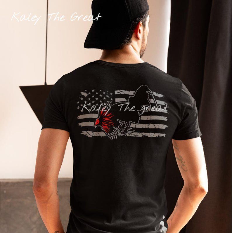 Puede incluir: Camiseta negra con un gr&aacute;fico de un gallo sobre una bandera estadounidense con el texto "Kaley The Great" impreso en ella.