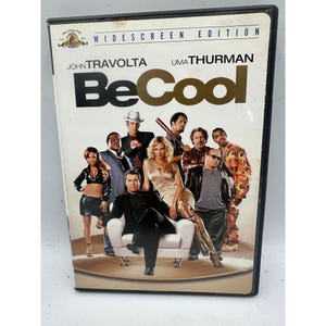 Op de afbeelding: DVD-hoes voor de film "Be Cool" met John Travolta en Uma Thurman. De cover toont een groep acteurs in diverse outfits. De titel staat in grote, vette letters. De hoes is zwart met een witte cover.