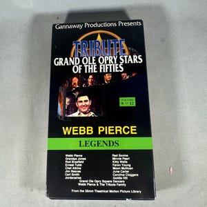 Pode incluir: Uma fita VHS preta com o título "Tribute Grand Ole Opry Stars of the Fifties". A fita inclui uma foto de Webb Pierce e outras lendas da música country. A fita é o volume 9 de 12.