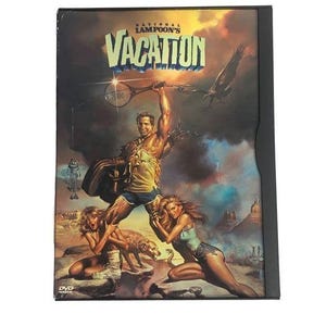 Op de afbeelding: DVD-hoes voor National Lampoon's Vacation. De cover toont een gespierde man met een tennisracket, twee vrouwen en een hond. De titel "VACATION" staat in grote, gestileerde letters.